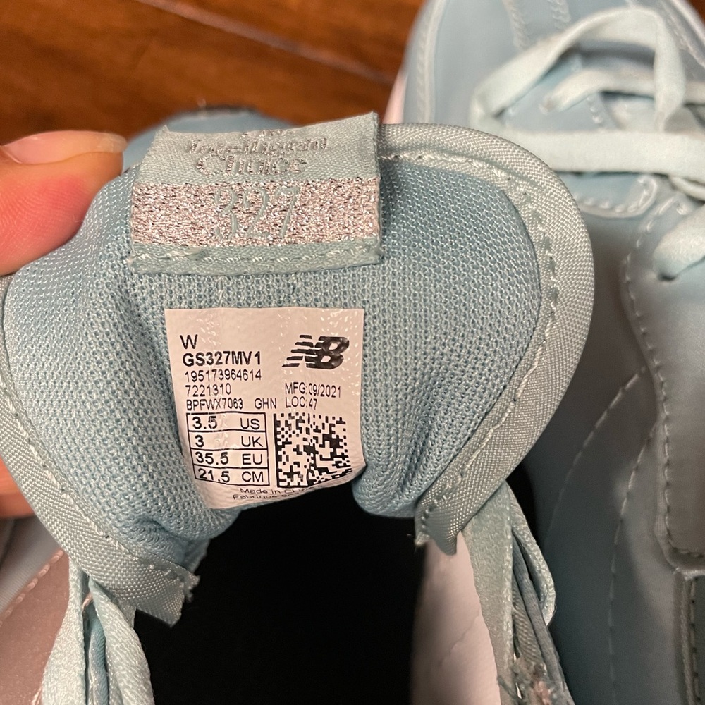 New Balance 327 - Picture 3 of 9